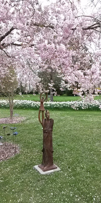 statue sous le cerisier parc floral la source